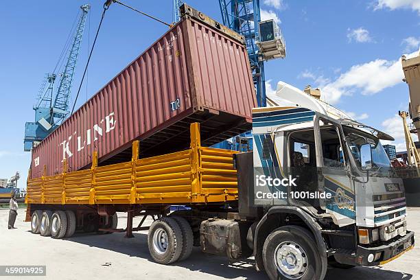 Foto de Antigo Navio De Carga No Porto De Mombasa Quênia e mais fotos de stock de Caminhão - Caminhão, Contêiner de carga, África