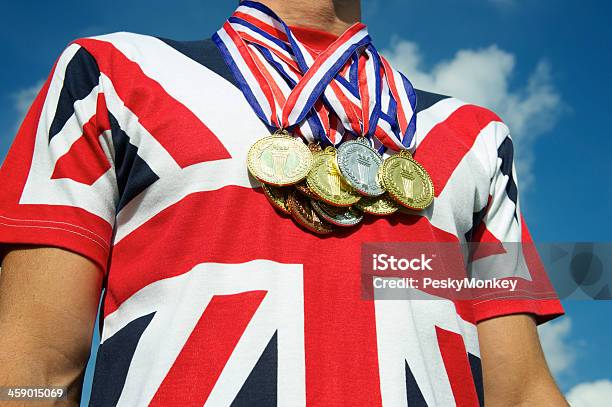 Футболка Юнион Джек Британский Флаг Gold Silver И Bronze Медали — стоковые фотографии и другие картинки Выигрывать