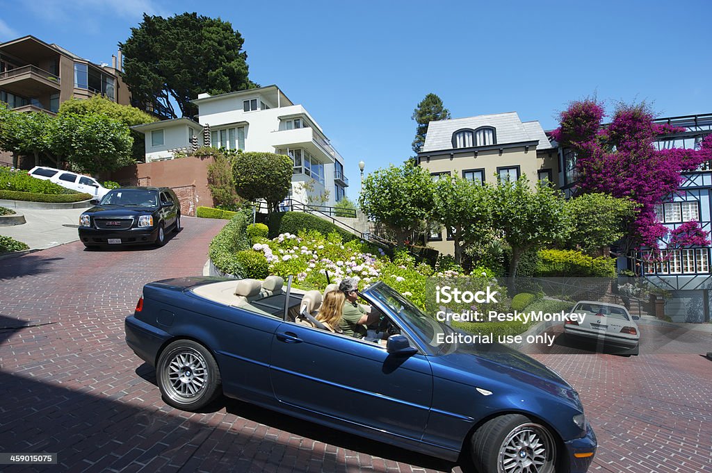 Touristes Continuez sur Lombard Street, à San Francisco - Photo de Californie libre de droits