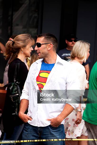 Hombre En Una Camiseta Superman Foto de stock y más banco de imágenes de Camiseta - Camiseta, Superhéroe, Adulto