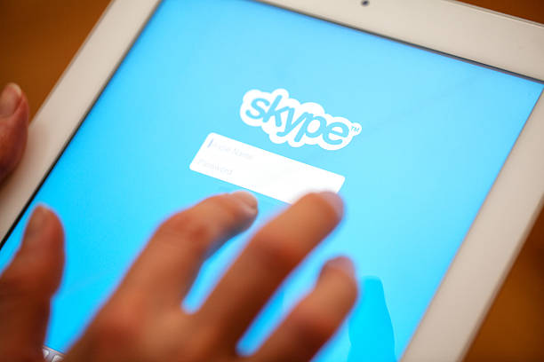 skype apllication muestra apple ipad. - apple com fotografías e imágenes de stock