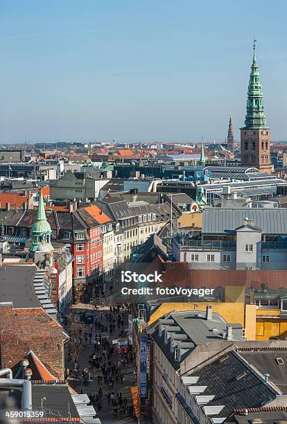 Folle Vie Dello Shopping Di Copenaghen In Danimarca - Fotografie stock e altre immagini di Affollato
