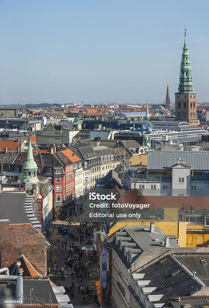 Multidão nas ruas de compras de Copenhague, Dinamarca - Foto de stock de Andar royalty-free