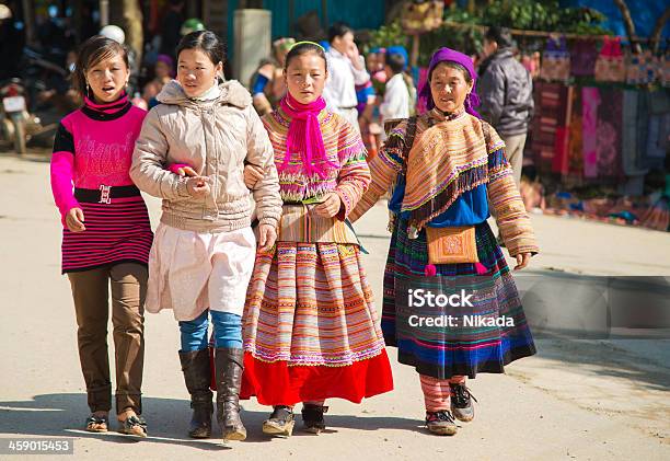 Pessoas No Mercado Vietname - Fotografias de stock e mais imagens de Adulto - Adulto, Aldeia, Ao Ar Livre