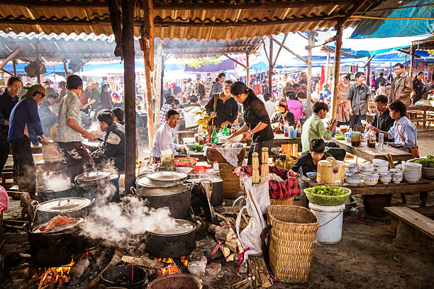 pessoas comer em um mercado de rua no vietnã - bac ha - fotografias e filmes do acervo