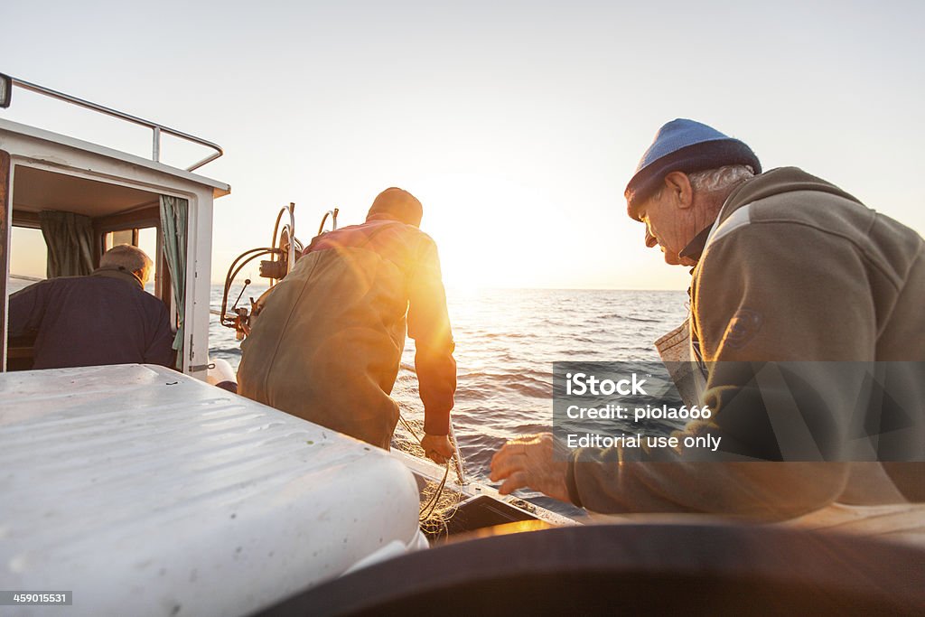 漁師は、網のある作業 - イタリアのロイヤリティフリーストックフォト