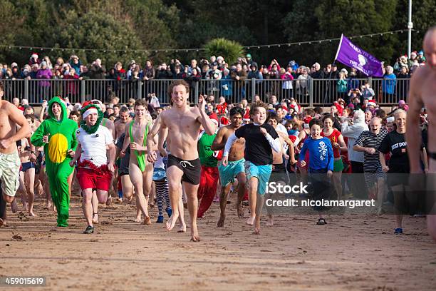 Roczne Boże Narodzenie Swim Exmouth Devon 2012 R - zdjęcia stockowe i więcej obrazów Chłodny