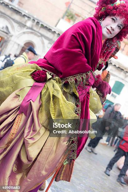 Purple Sexy Kobieta W Karnawał W Wenecji 2013 Roku Włochy - zdjęcia stockowe i więcej obrazów Barok