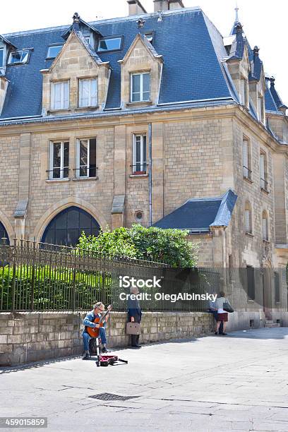 Paris Quartier Latin Músico De Rua Está A Tocar Uma Guitarra - Fotografias de stock e mais imagens de Ao Ar Livre