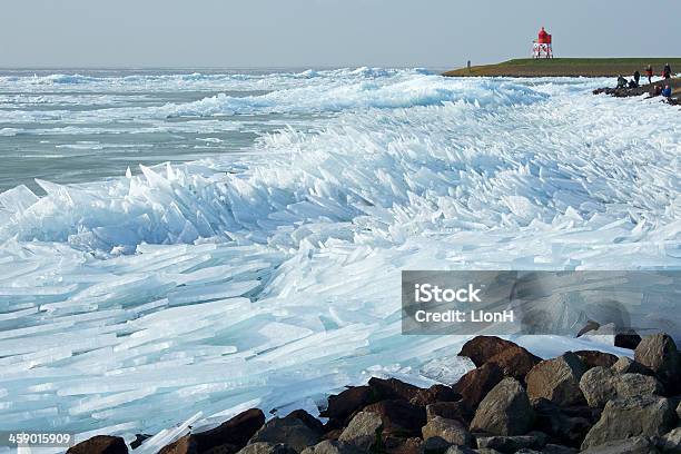 Foto de Drift Gelo Adiado Por Forte Vento e mais fotos de stock de Amontoamento - Amontoamento, Azul, Bloco de gelo flutuante