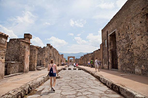 tourism in pompeii - ancient civilization italy pompeii distraught photos et images de collection