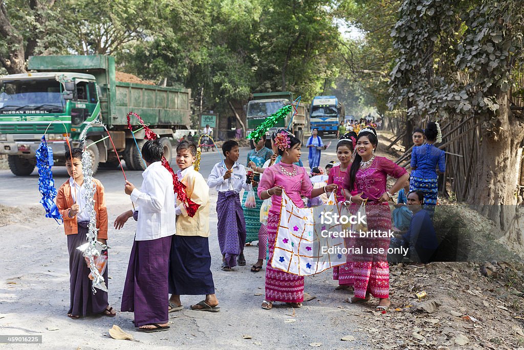 Pessoas que encontro para um desfile de Myanmar. - Foto de stock de Adulto royalty-free