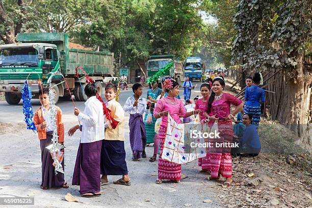Foto de Pessoas Que Encontro Para Um Desfile De Myanmar e mais fotos de stock de Adulto - Adulto, Beleza, Budismo