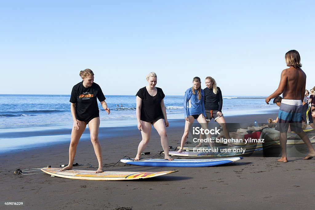 Practicar Surf - Foto de stock de El Salvador libre de derechos