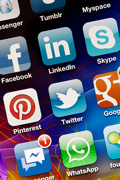 social-media-apps auf dem apple iphone 4 bildschirm - google blog social networking symbol stock-fotos und bilder