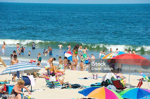 Verano En La Playa Foto de stock y más banco de imágenes de Actividades recreativas - Actividades recreativas, Agua, Aire libre