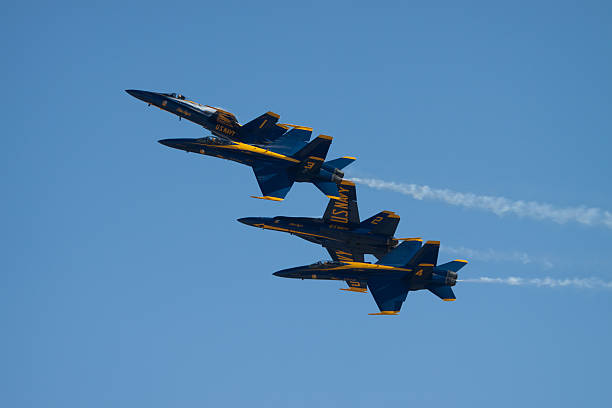 フライングを形成 - marine corps air station miramar airshow san diego california marines ストックフォトと画像