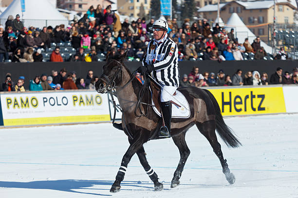 arbitre de polo sur neige - the hertz corporation photos et images de collection