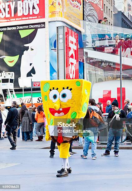 Bob Esponja Pantalones Cuadrados En Times Square Foto de stock y más banco de imágenes de Bob Esponja Pantalones Cuadrados - Bob Esponja Pantalones Cuadrados, Adulto, Aire libre