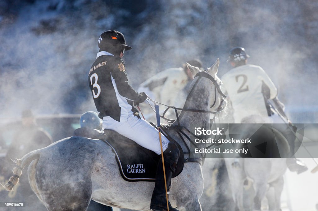 Cavalli di giocatori di Polo su neve - Foto stock royalty-free di Polo