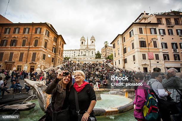 Photo libre de droit de Amis Dans Piazza Di Spagna Self Portrait banque d'images et plus d'images libres de droit de Adulte - Adulte, Amour, Architecture