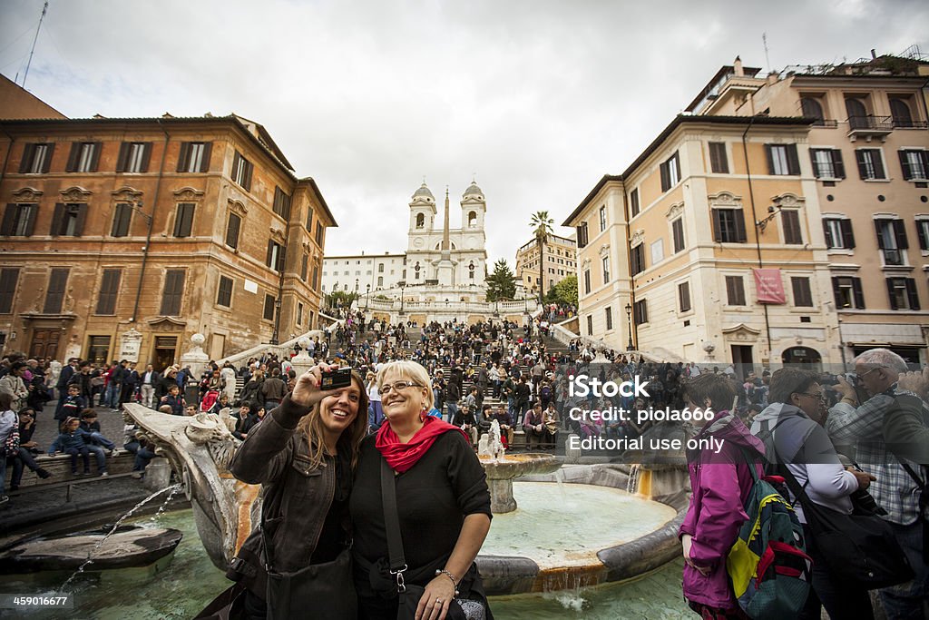 Друзья на Piazza di Spagna self portrait - Стоковые фото Архитектура роялти-фри