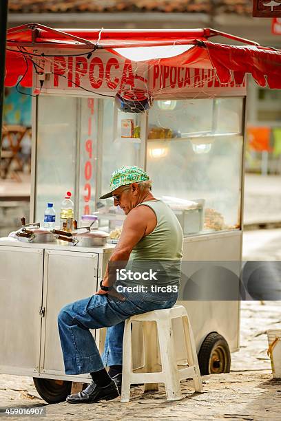 Photo libre de droit de Rue De Sa Nourriture Panier À Buzios banque d'images et plus d'images libres de droit de Adulte - Adulte, Adulte d'âge mûr, Aliment