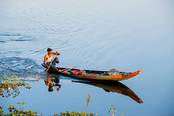 fischerboot auf kaptai lake, rangamati, bangladesch - benglalese stock-fotos und bilder