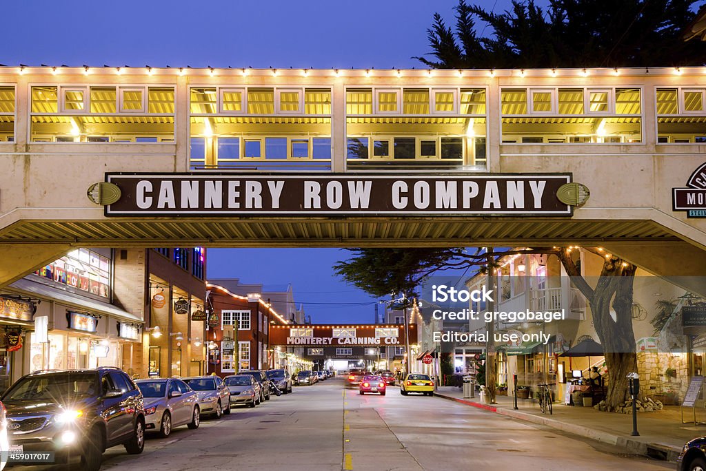 Cannery Row en Monterey, CA por la noche - Foto de stock de Ciudad de Monterrey - California libre de derechos