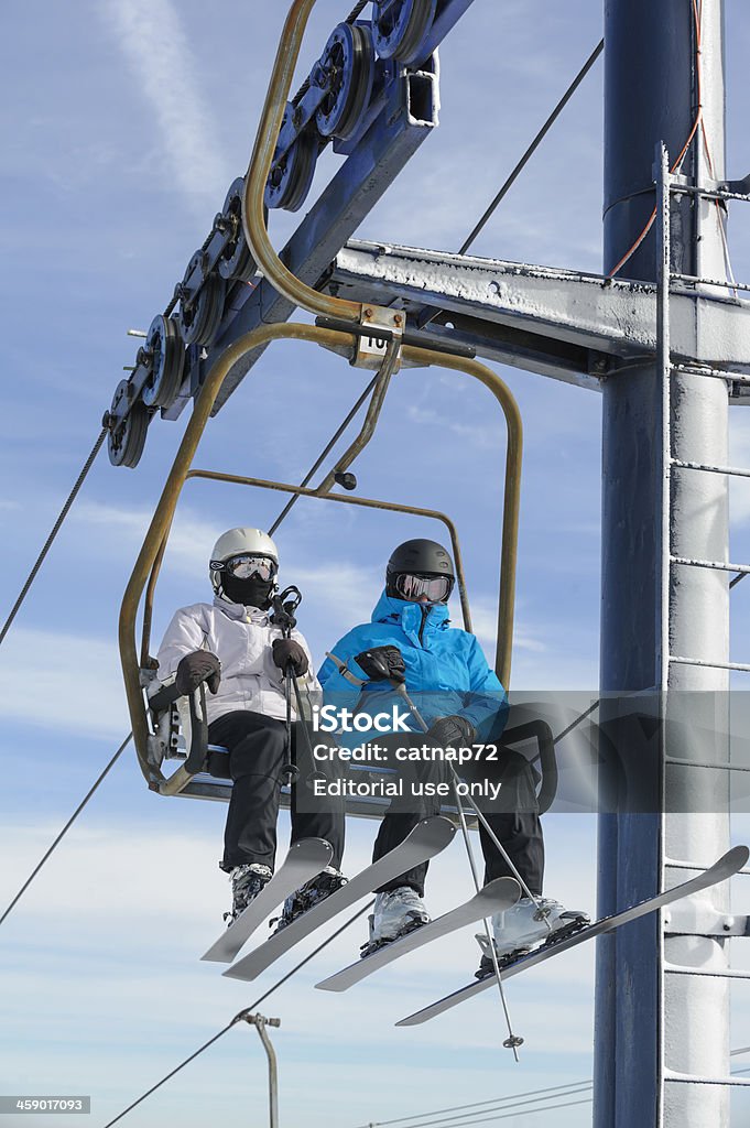 Dos Skiers Riding un ascensor de esquí, hombre y mujer primer plano - Foto de stock de Actividad libre de derechos