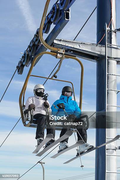 Dos Skiers Riding Un Ascensor De Esquí Hombre Y Mujer Primer Plano Foto de stock y más banco de imágenes de Actividad