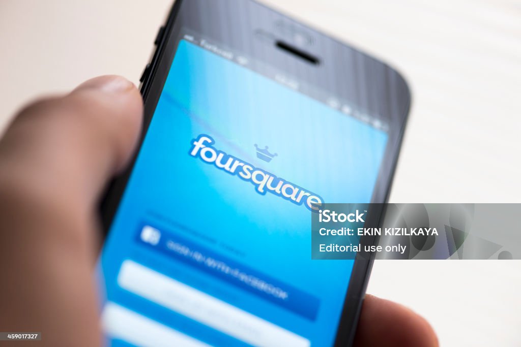 Foursquare app per iPhone 5 di Apple - Foto stock royalty-free di Accesso al sistema