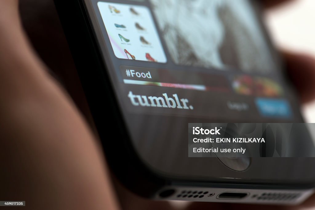 Tumblr app on Apple iPhone 5 - Foto de stock de Tumblr libre de derechos
