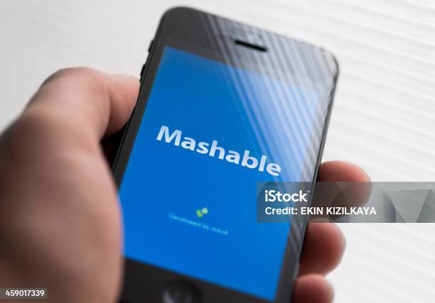 Mashable App On Apple Iphone 5 Foto de stock y más banco de imágenes de Azul - Azul, Color - Tipo de imagen, Color negro