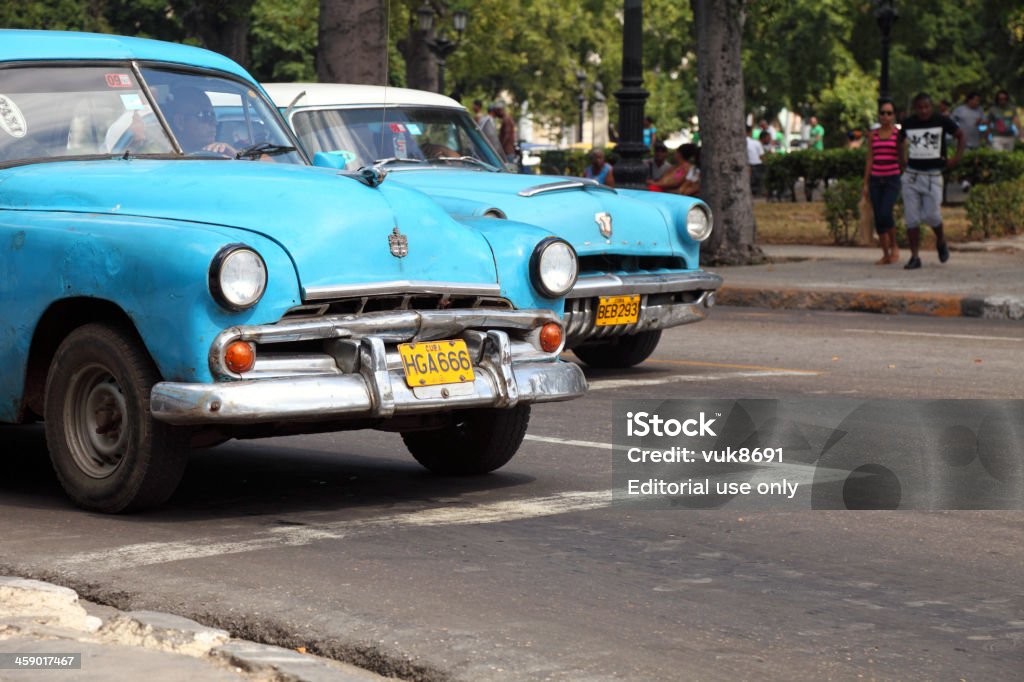 Carros clássicos passam pela antiga Havana da Reina street - Foto de stock de 1950-1959 royalty-free