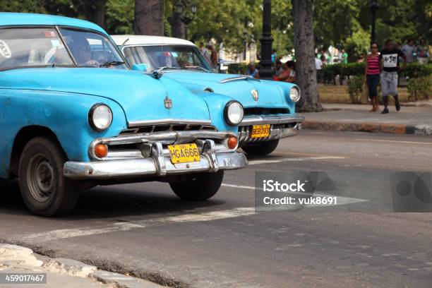 Foto de Carros Clássicos Passam Pela Antiga Havana Da Reina Street e mais fotos de stock de 1950-1959