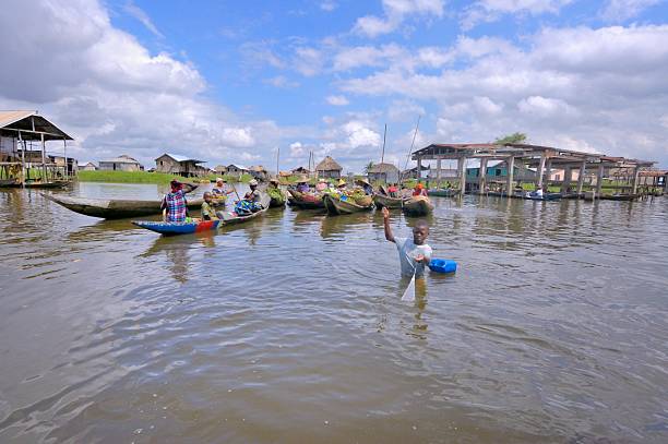 ganvie womens spotkanie - rowboat fishing africa fishing industry zdjęcia i obrazy z banku zdjęć