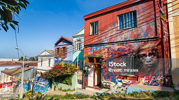 Дома Покрыты Граффити На Серро Консепсьон В Вальпараисо Чили — стоковые фотографии и другие картинки Вальпараисо - Чили