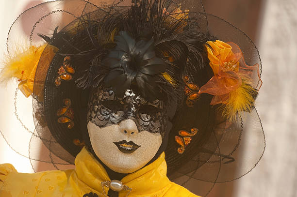 carnevale di venezia 2013 - venice italy editorial mardi gras performer foto e immagini stock