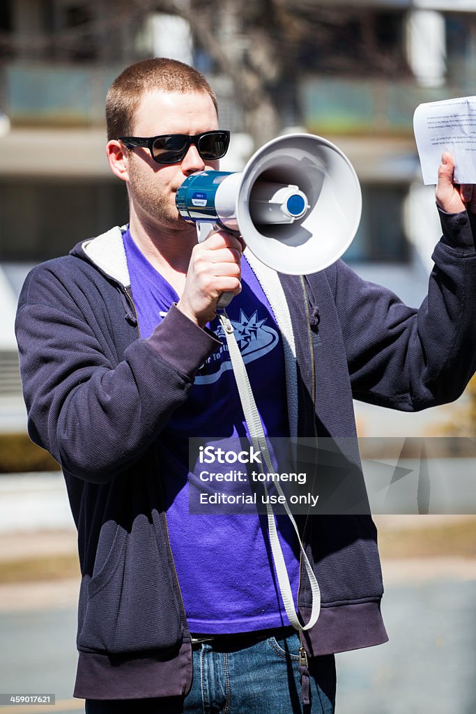 Basta-nos protestar orador café - Foto de stock de Manifestante royalty-free