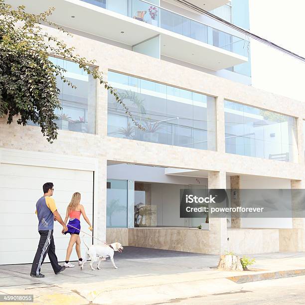 Foto de Casal Jovem Caminhando Cachorro e mais fotos de stock de Cão - Cão, Peru - América do Sul, Apartamento