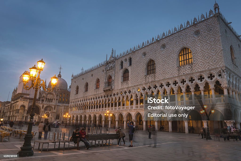 Venecia Palacio Ducal St Mark's Square de una cálida al atardecer Italia - Foto de stock de Aire libre libre de derechos