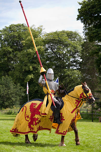 Al menos nos tenemos la una a la otra Mounted-knight-carrying-the-royal-standard-of-scotland
