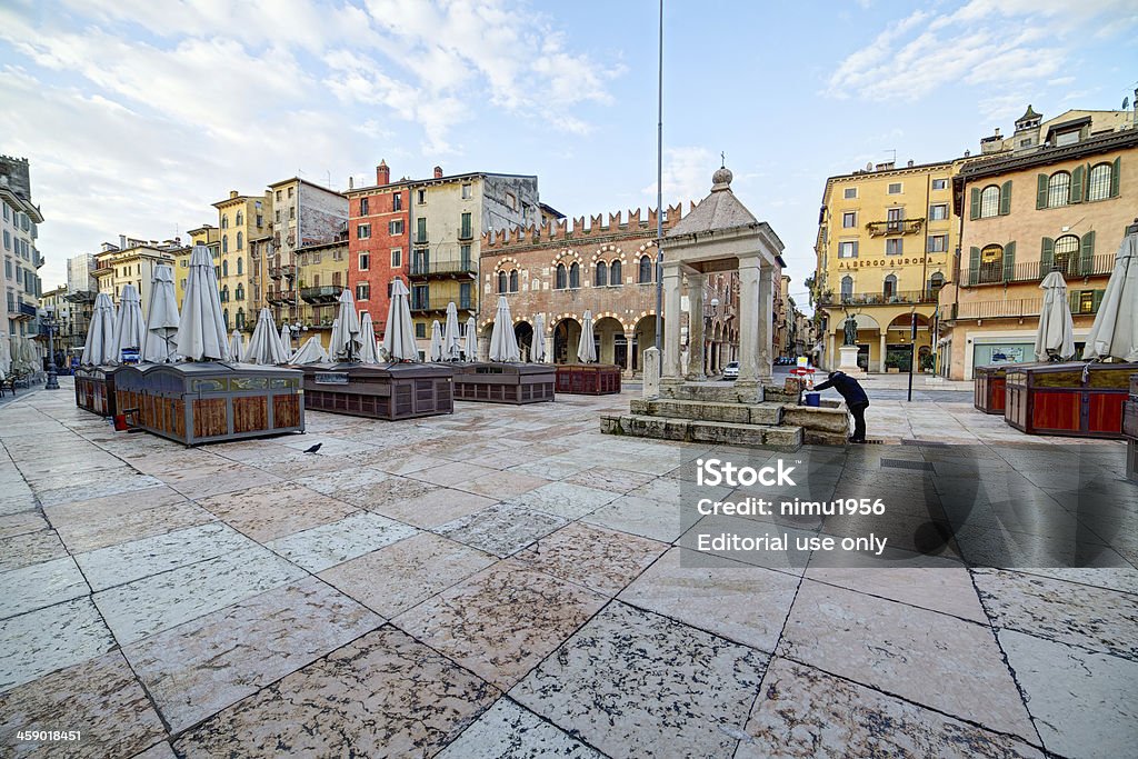 Piazza Erbe in der Dämmerung. Verona-Italien - Lizenzfrei Piazza Delle Erbe Stock-Foto