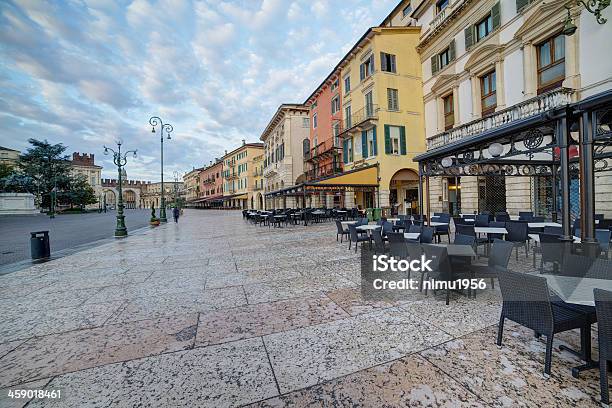 Veronaitalia Vista Di Caffè E Ristorante In Piazza Brà - Fotografie stock e altre immagini di Ambientazione esterna