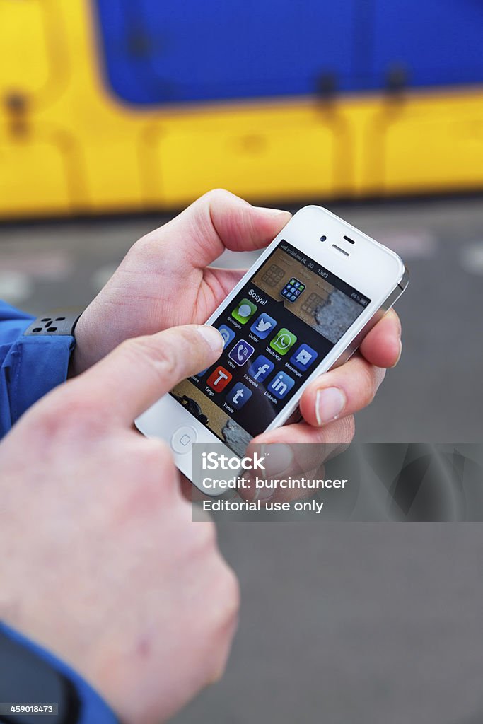 Mezzi di comunicazione sociale apps su Apple iPhone 4s bianco - Foto stock royalty-free di LinkedIn