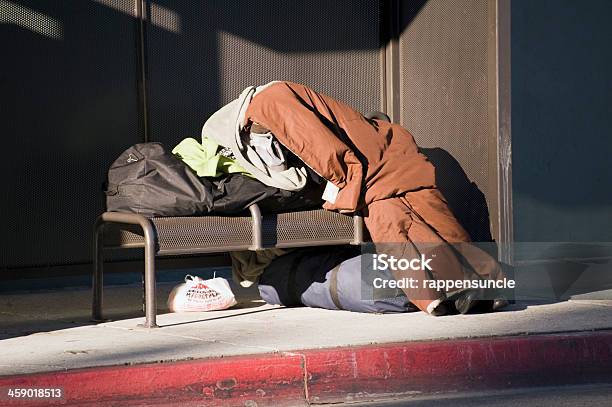 Dormir En Un Banco De Bus Foto de stock y más banco de imágenes de Abrigo - Abrigo, Acera, Acostado