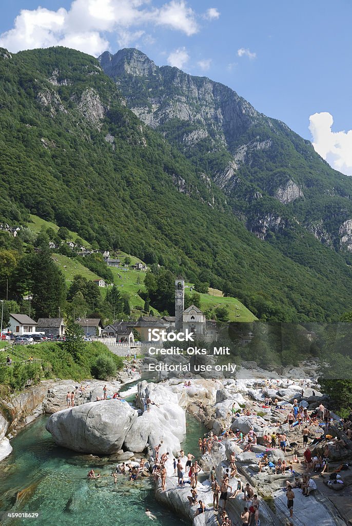 여름 휴식하다 on 산 강 스위스 알프스 - 로열티 프리 Valle Verzasca 스톡 사진