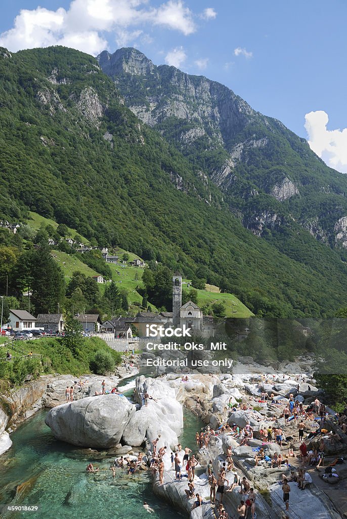 Summer descansar no Rio de montanha nos Alpes Suíços - Foto de stock de Valle Verzasca royalty-free