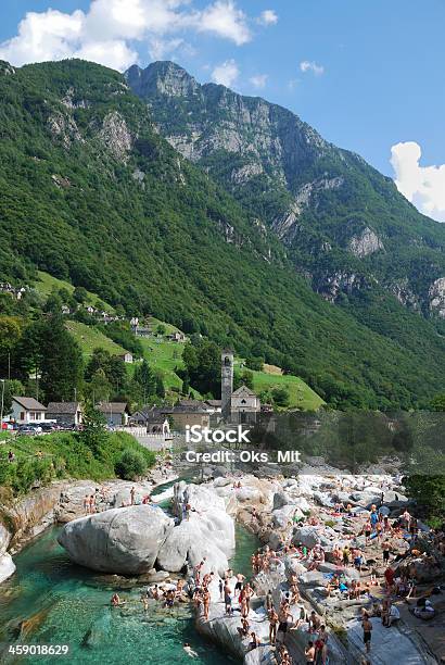 Foto de Summer Descansar No Rio De Montanha Nos Alpes Suíços e mais fotos de stock de Valle Verzasca